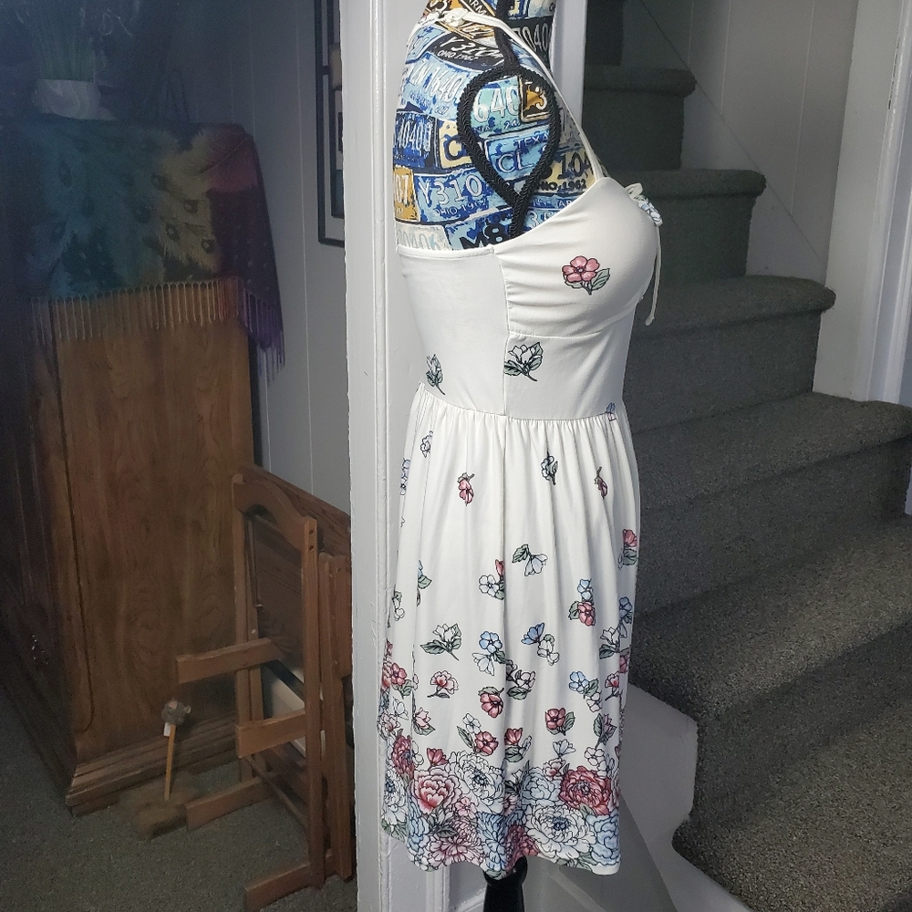 WHITE FLORAL SUNDRESS! - Picture 4 of 16